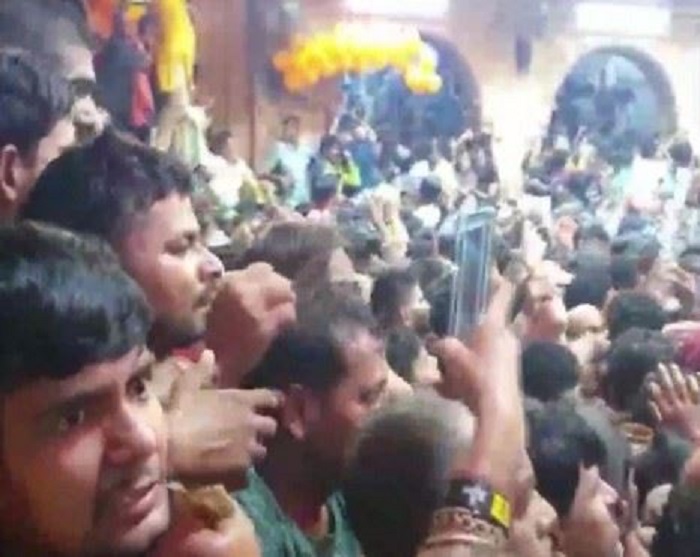 बांके बिहारी मंदिर में भक्तों की भीड़