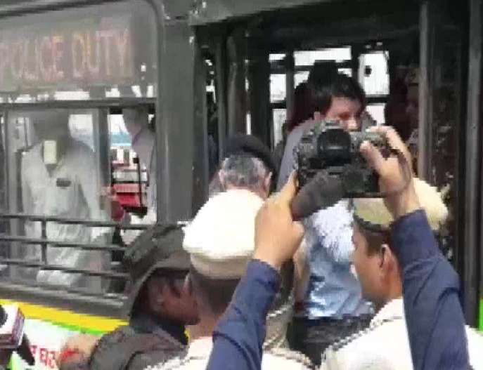 Delhi Police detain farmers protesting at Delhi-UP border