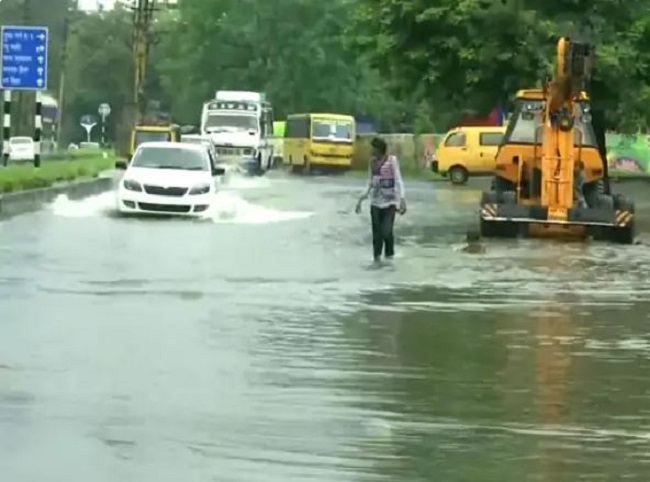 स्टॉप डैम के एक हिस्से के फूटने के कारण करीब छह गांवों में पानी भर गया।