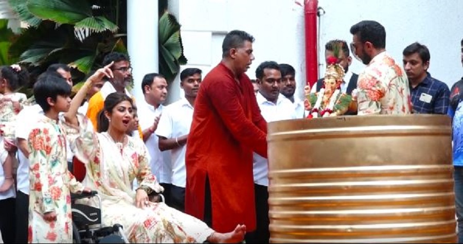 Shilpa and her family gathered for Ganpati Visarjan