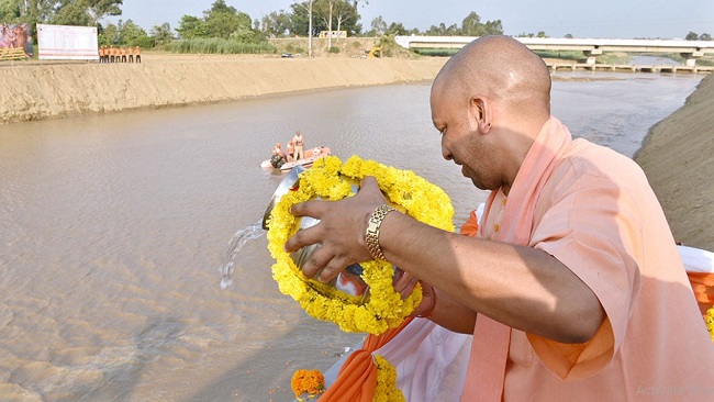 रविवार को बिजनौर में मालन नदी का निरीक्षण करते सीएम योगी