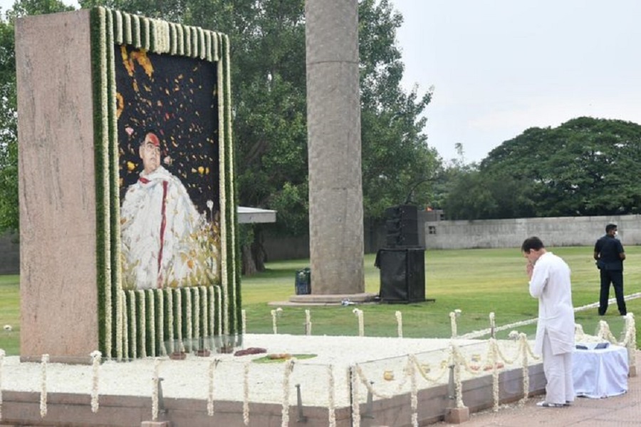 Rahul Gandhi pays tribute to father Rajiv Gandhi