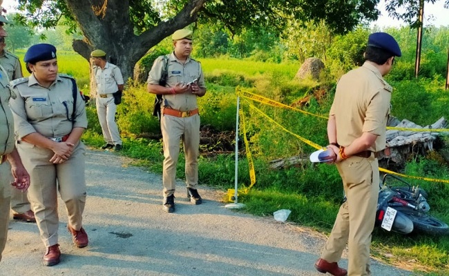 मुठभेड़ स्थल का मुआयना करती पुलिस टीम