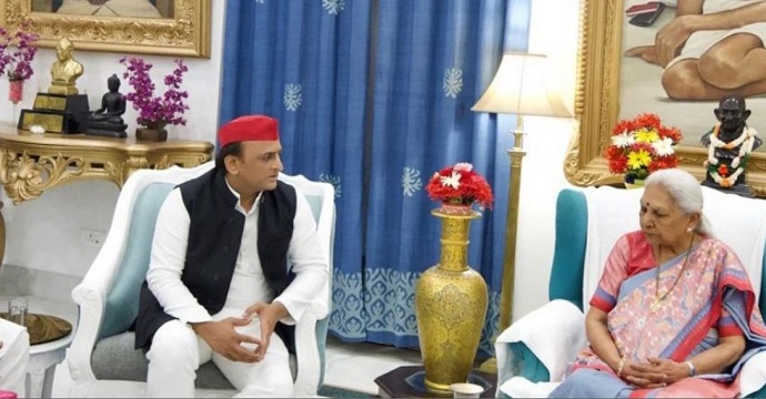 Akhilesh  Yadav with Governor Anandiben Patel