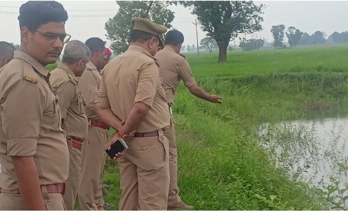 जांच करती पुलिस की टीम