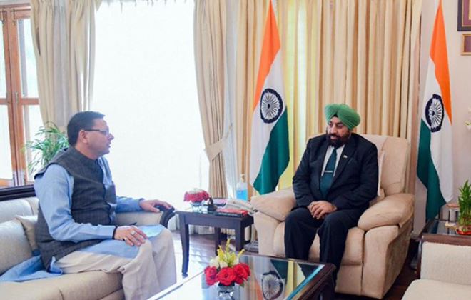 Uttarakhand CM (left) with state governor (right) in Raj Bhavan