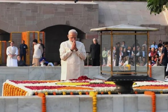 मोदी ने राष्ट्रपिता महात्मा गांधी को दी श्रद्धांजलि