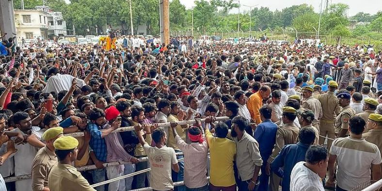 Sea Of People Turning Up To Pay Last Tributes To Mulayam Singh Yadav At Saifai