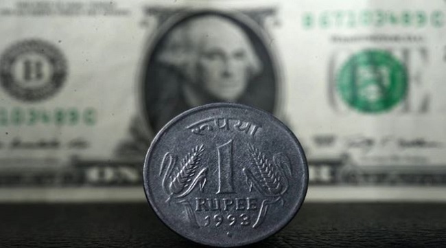 Rupee hits a fresh record low, at 83 against US dollar (File Photo)