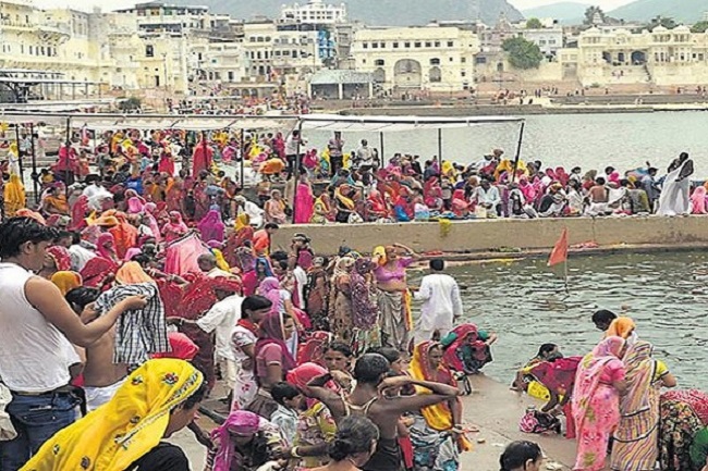 श्रद्धालुओं ने पुष्कर सरोवर पर किया स्नान