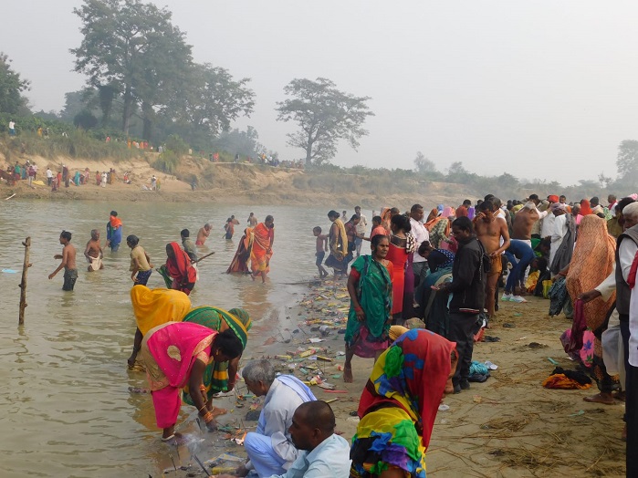 रोहिन नदी में आस्था की डुबकी लगाते श्रद्धालु