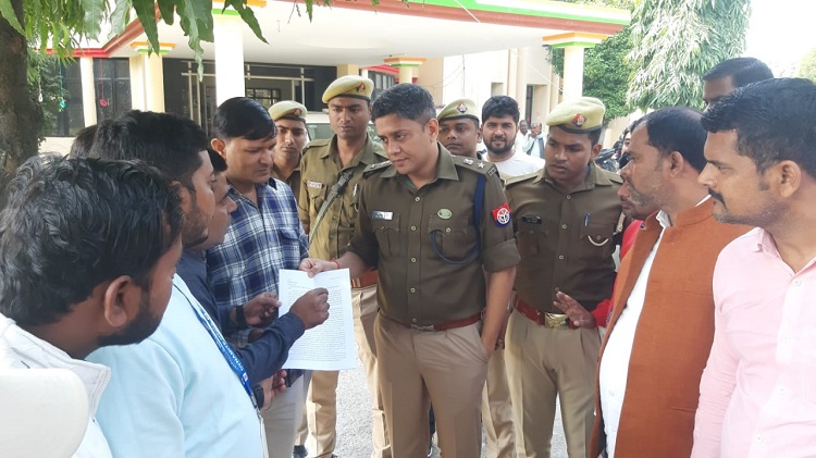 Journalists handing over the memorandum to Dr. Kaustubh, SP, Maharajganj