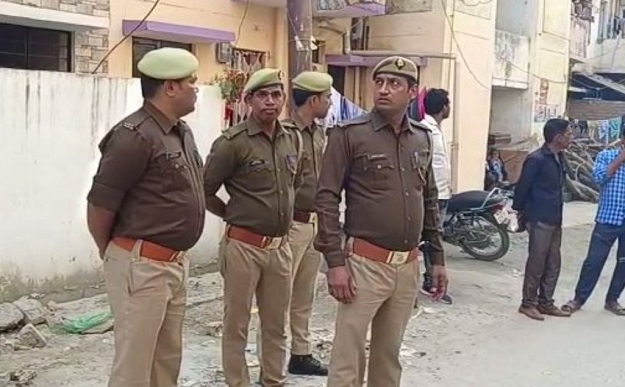 घटनास्थल पर जांच करती पुलिस