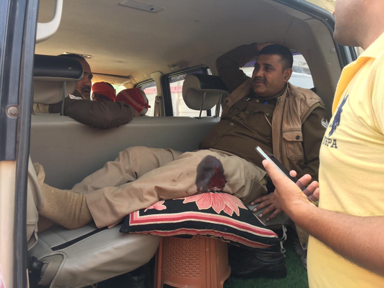 सड़क हादसे मे दो पुलिसकर्मी घायल