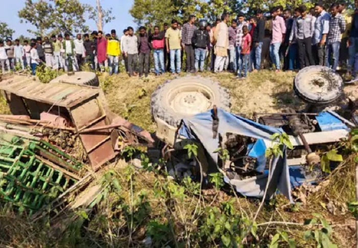 एक्सेल टूटने से पलटी ट्रैक्टर ट्रॉली