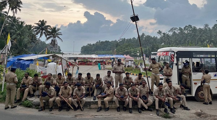 बंदरगाह विरोधी प्रदर्शनकारियों ने विझिंजम थाने पर हमला किया