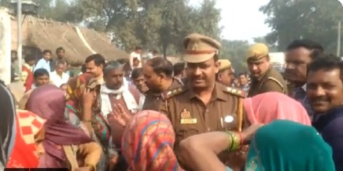 जांच के लिये पहुंची पुलिस से महिलाओं की हुई तीखी बहस