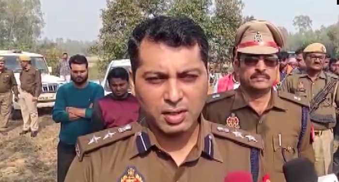 गांव पहुंचकर घटना की जांच में जुटी पुलिस