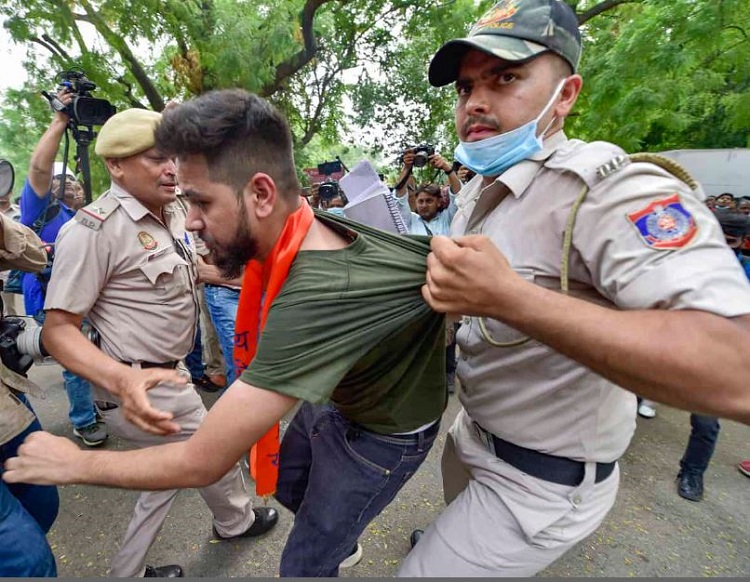 Delhi polish detaining the protestors at Rajendra Nagar aria .