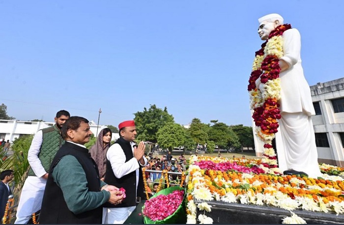 पूर्व पीएम चौधरी चरण सिंह को श्रद्धाजंलि देते अखिलेश यादव