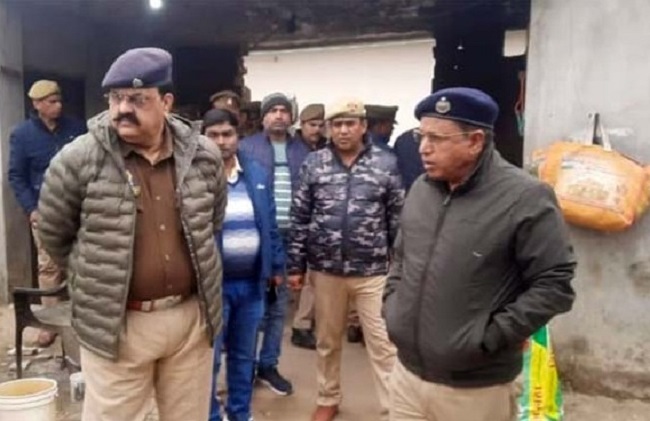 मौैके पर जांच के लिये पहुंची पुलिस