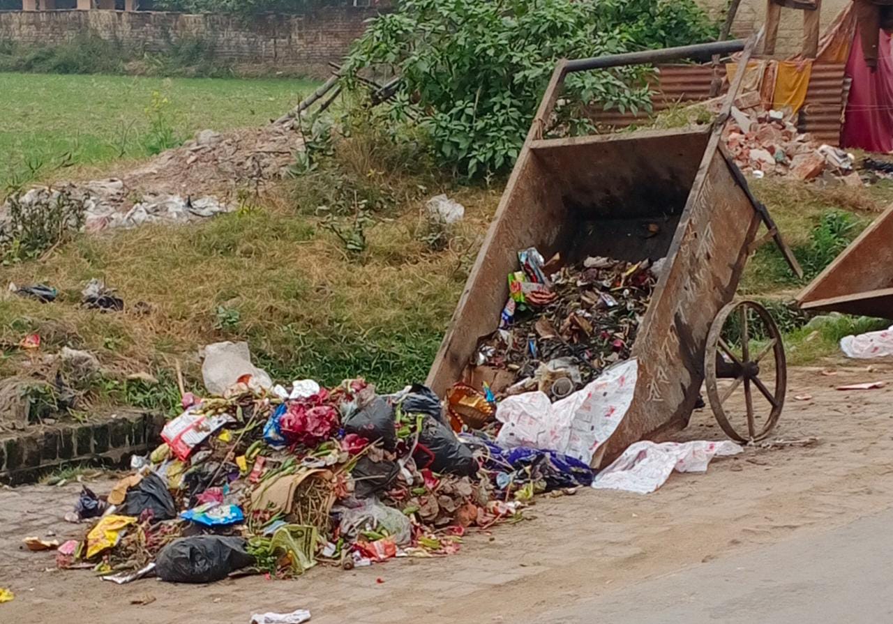 वार्ड मे लगा कूड़े का अंबार