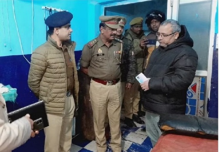 अस्पताल में जांच के लिये पहुंची स्वास्थ्य विभाग और पुलिस की टीम