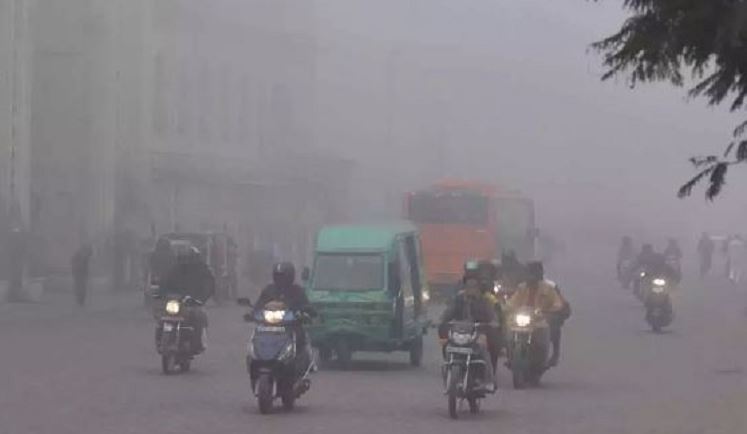 Dense fog hits Delhi already in cold grip