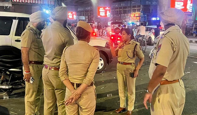 घटनास्थल पर पुलिस