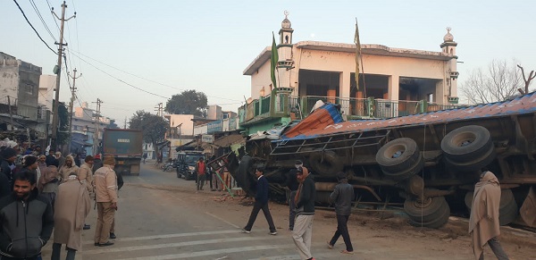 महोबा जिले में झांसी-मिर्जापुर राष्ट्रीय राजमार्ग पर सड़क हादसा