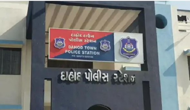 दाहोद जिले में शराब तस्करों के एक गिरोह और पुलिस दल के बीच गोलीबारी