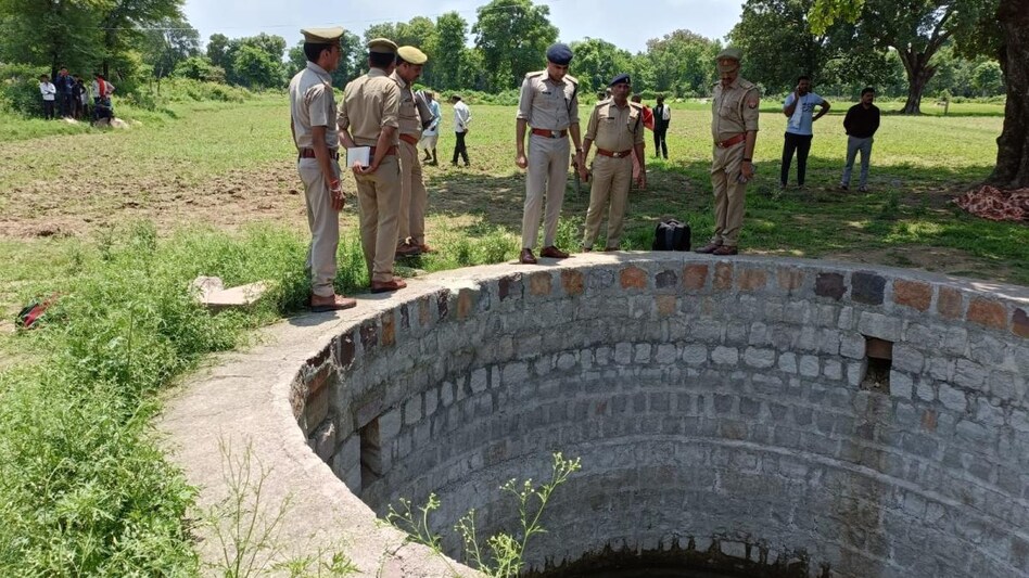 बेटों के साथ कुएं में कूदी महिला (फाइल)