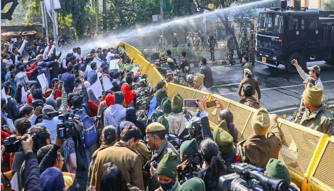 Delhi Police use water cannons against AAP workers protesting slum demolition