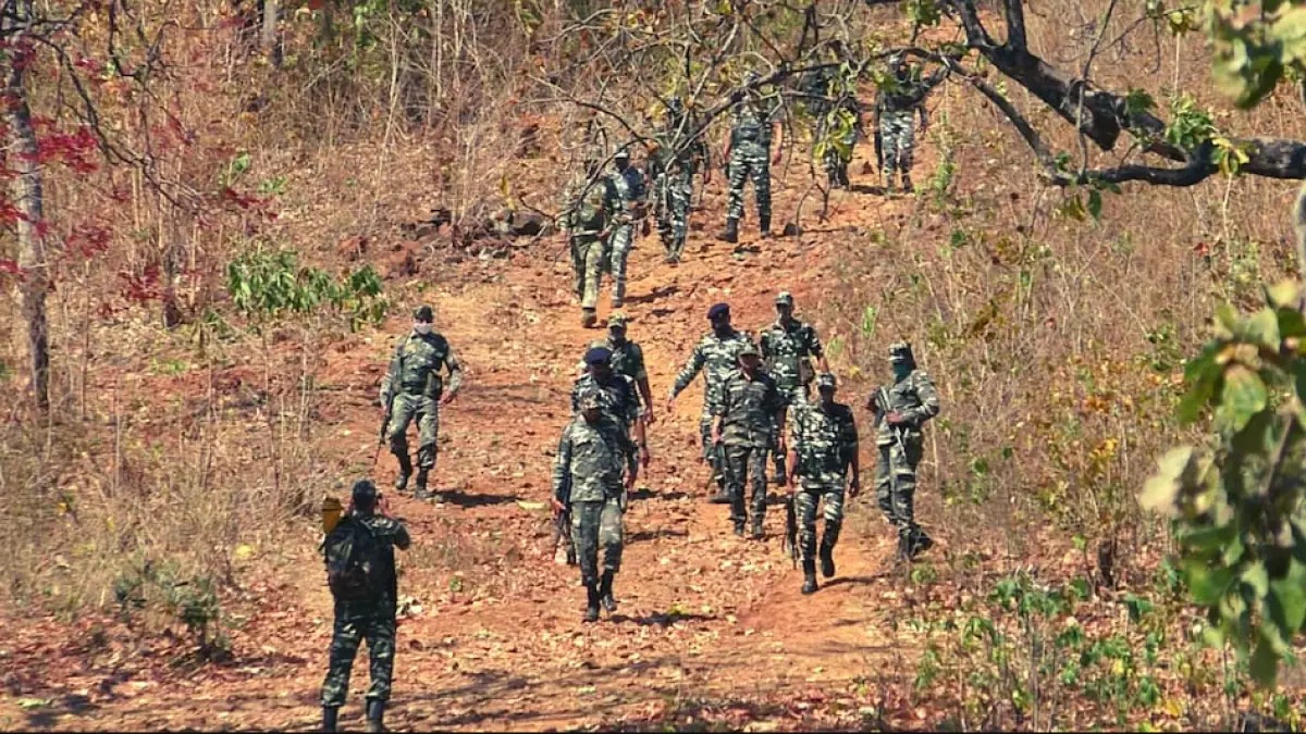 सुरक्षाबलों के सामने नक्सलियों ने किया आत्मसमर्पण (फाइल फोटो)