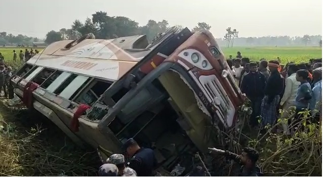 त्रिवेणी से लौट रही बस पलटी