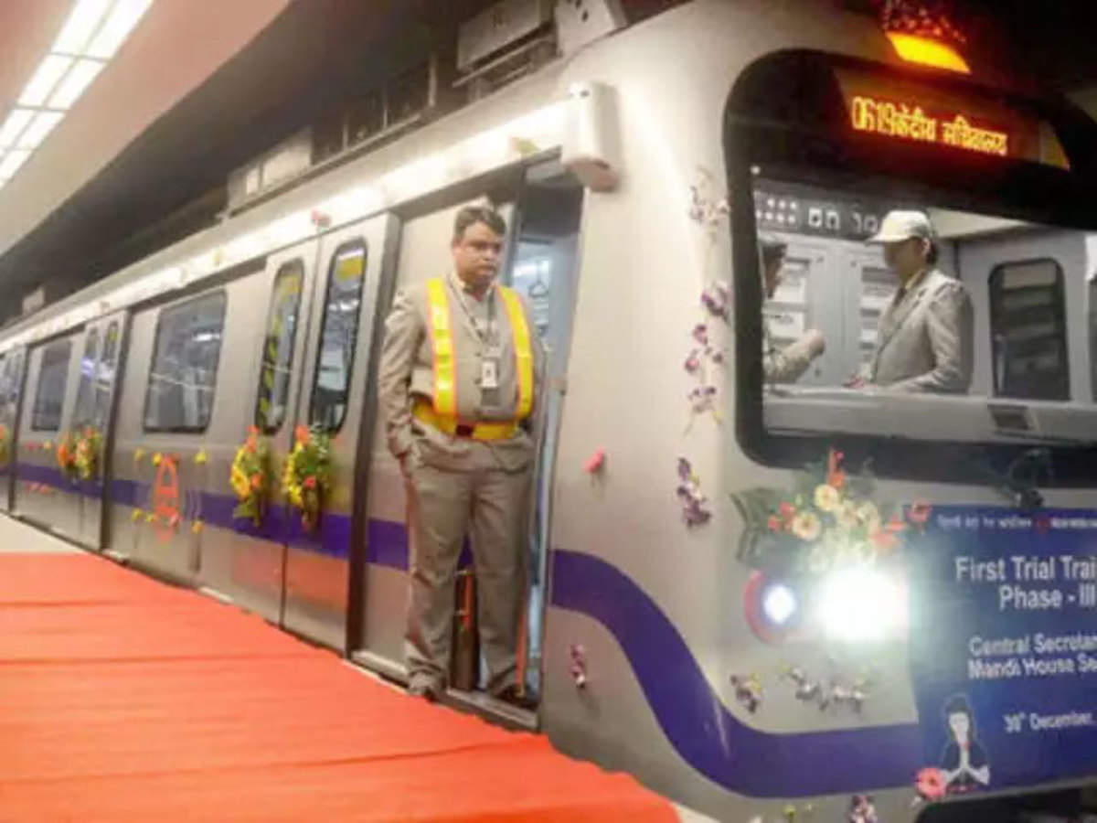 दिल्ली मेट्रों में जॉब के नाम पर ठगी, फर्जी DMRC अफसर गिरफ्तार