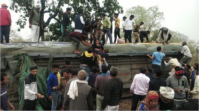 गंगासागर से लौट रही  बस पलटी