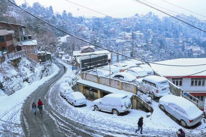 Heavy snowfall disrupts life in HP