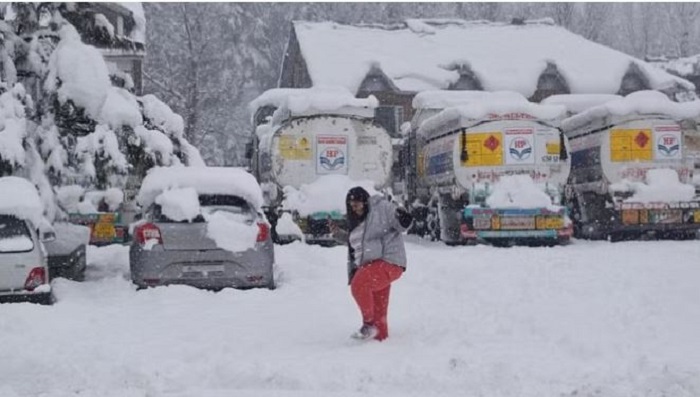 बर्फबारी के कारण यातायात बाधित