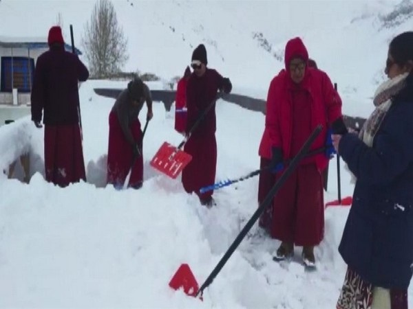 Snowfall disrupts normal life In HP