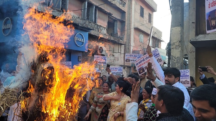 आम आदमी पार्टी कार्यकर्ताओं ने फूंके, मोदी अडानी के पुतले