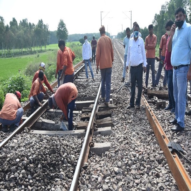 टूटी पटरी की मरम्मत करते कर्मचारी