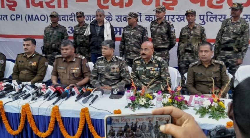 इनामी मिथिलेश सिंह ने पुलिस के सामने किया आत्मसमर्पण