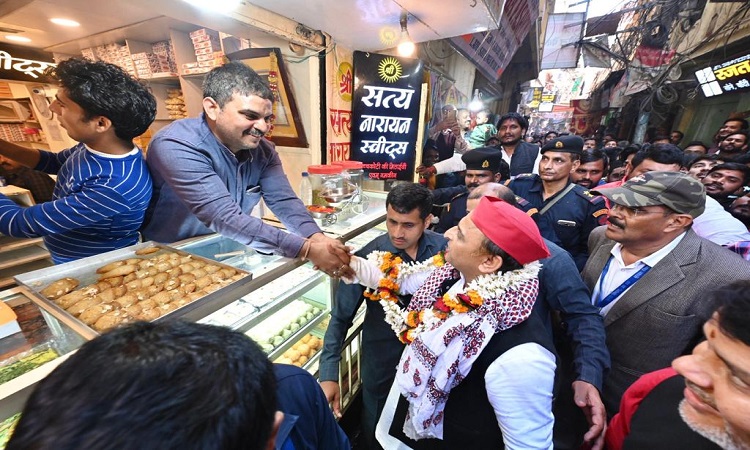 Everyone was eager to shake hands with Akhilesh Yadav