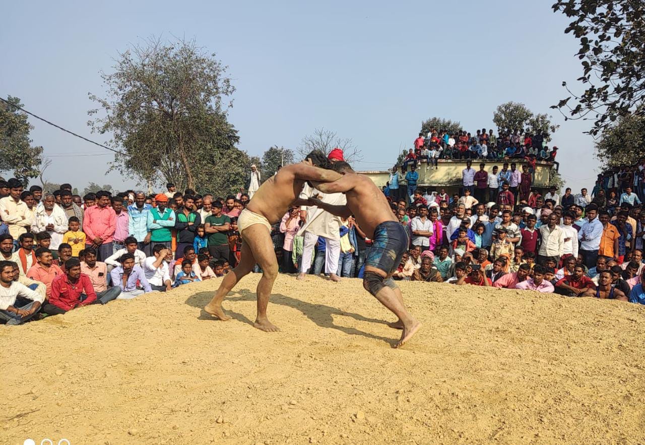 सिसवा कस्बे में  दंगल में पहलवान