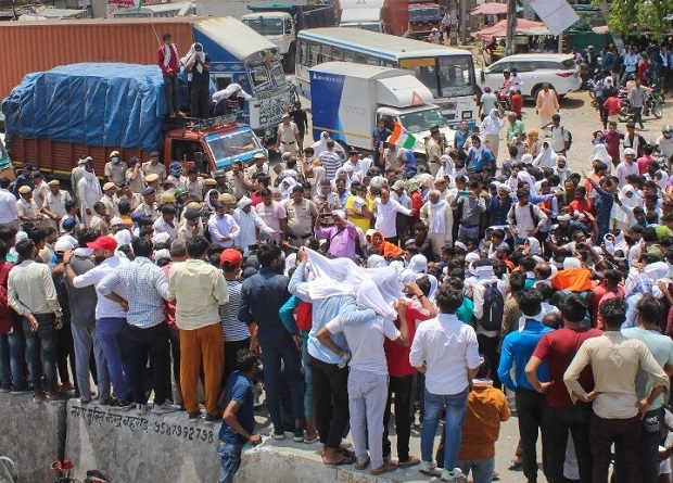 राजमार्ग पर प्रदर्शनकारियों का जाम