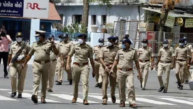 गुजरात पुलिस ने  मानव तस्करी के आरोप में दो लोगों को गिरफ्तार किया है