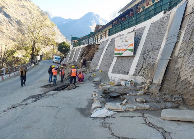 U'khand Govt seeks Rs.2000cr from Centre for Joshimath rehabilitation