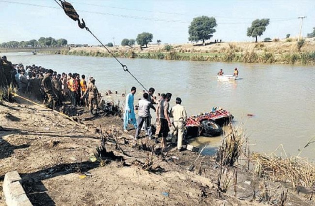 ट्रॉली के नहर में गिरने से 10 लोगों की मौत