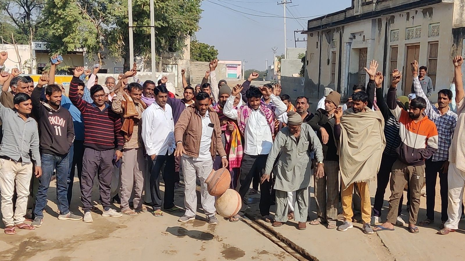 पेयजल की मांग कर रहे ग्रामीणों पर मुकदमा दर्ज